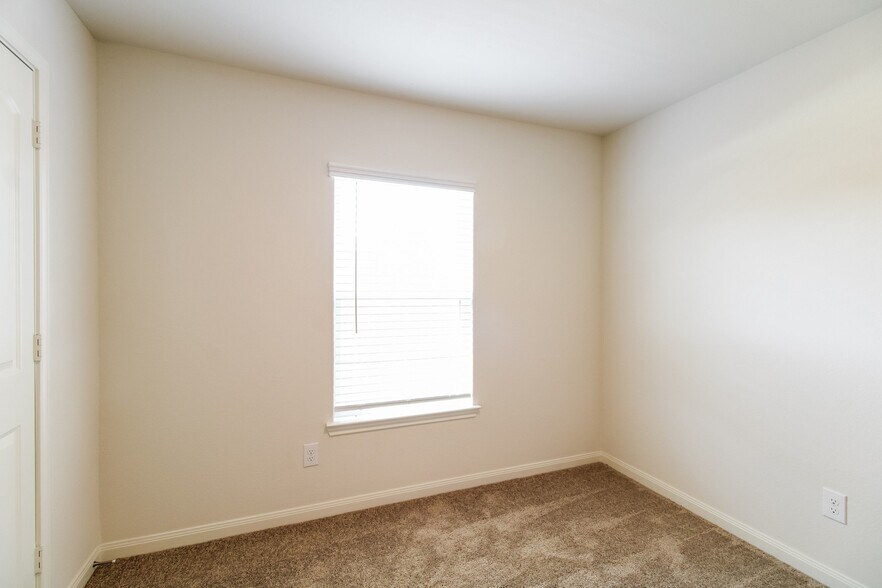 Building Photo - 23131 Shakespeare Dr