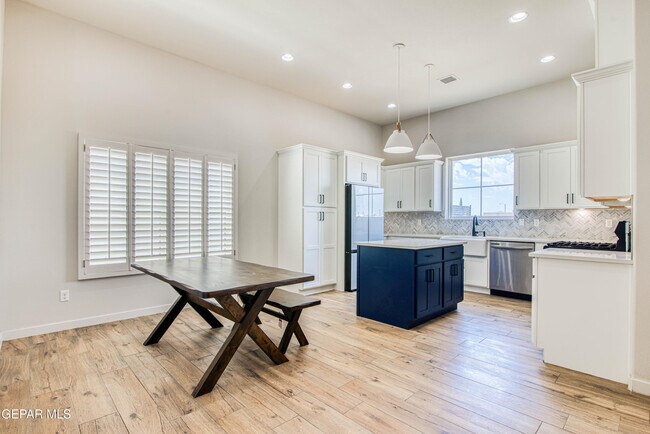 Building Photo - 805 Mormon Tea Dr