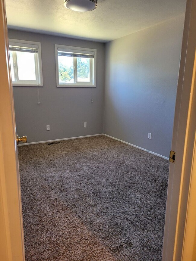 Building Photo - Nice 3 bedroom 1 & 1/2 bathroom home