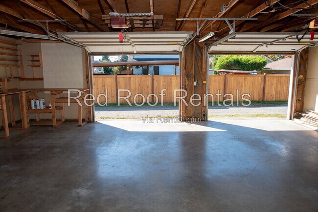 Building Photo - 702 S 51st St