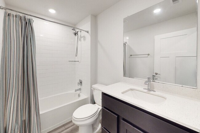 Building Photo - 3 Bedroom, 2 Bath in Midtown Subdivision C...