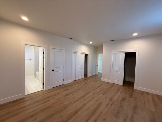 Building Photo - 8461001/85