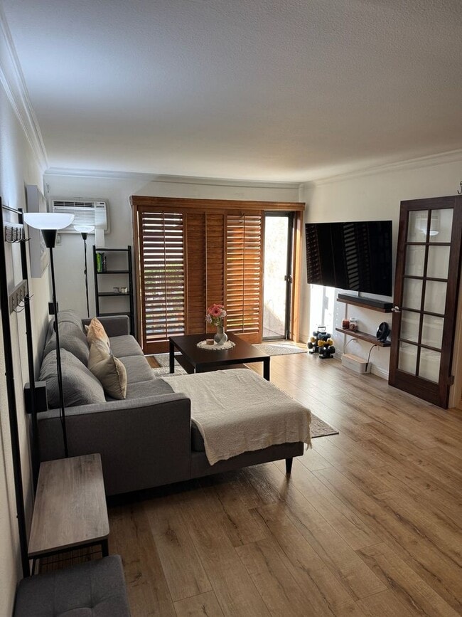 Building Photo - Special!! Spacious 1 bedroom condo central...