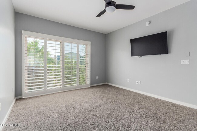 Building Photo - 525 W Lakeside Dr