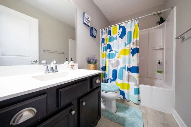 Building Photo - Rare super nice 3 bed end unit townhouse f...