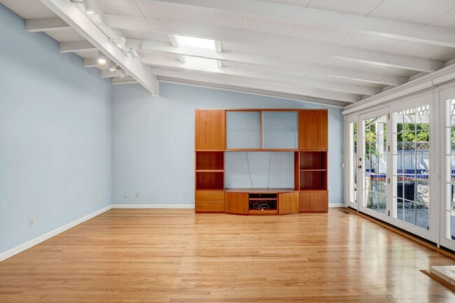 Building Photo - Spacious 4 bed, 2.5 Bath Home with Bonus Room and Pool in Palo Alto!