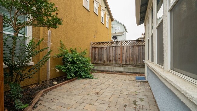 Building Photo - MODERN AND CONVENIENT 3 BR/2.5 BA LIVING I...