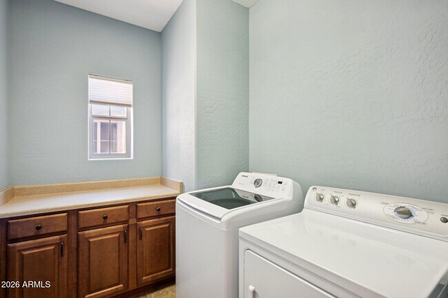 Building Photo - 3935 E Rough Rider Rd