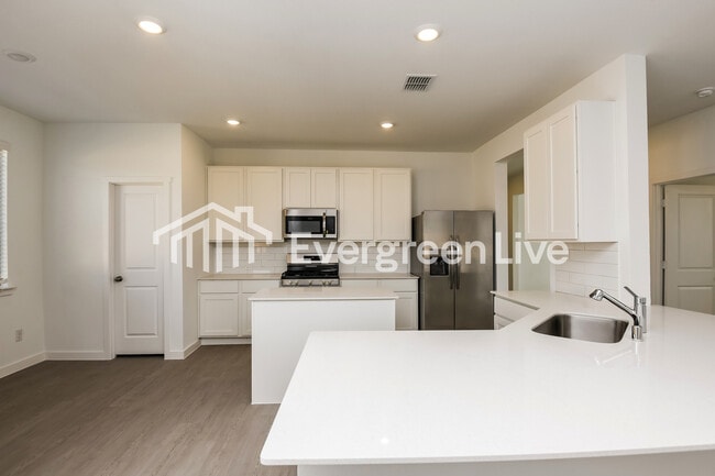 Building Photo - 209 Pine St