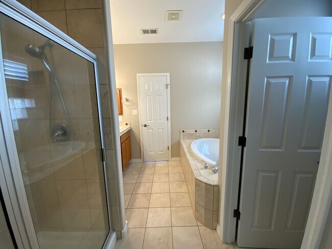 Building Photo - 3 Bedroom Townhome Available Near Wyoming Blvd NE & Paseo Del Norte Blvd NE!