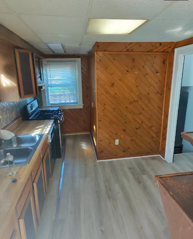 Building Photo - Newly Renovated Pet-Friendly 3-Bedroom Hom...