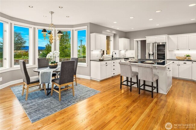 Building Photo - Beautiful Bellevue home with a View!
