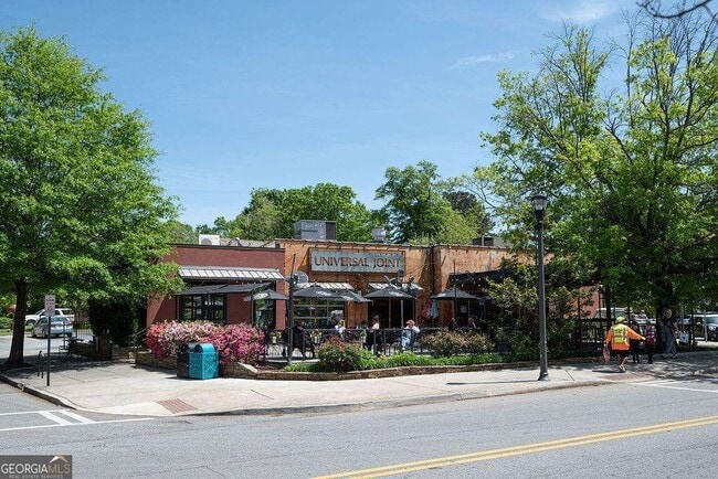 Building Photo - 1333 Oakview Rd