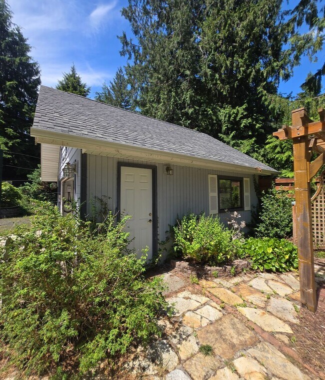Building Photo - 31 Salal Way