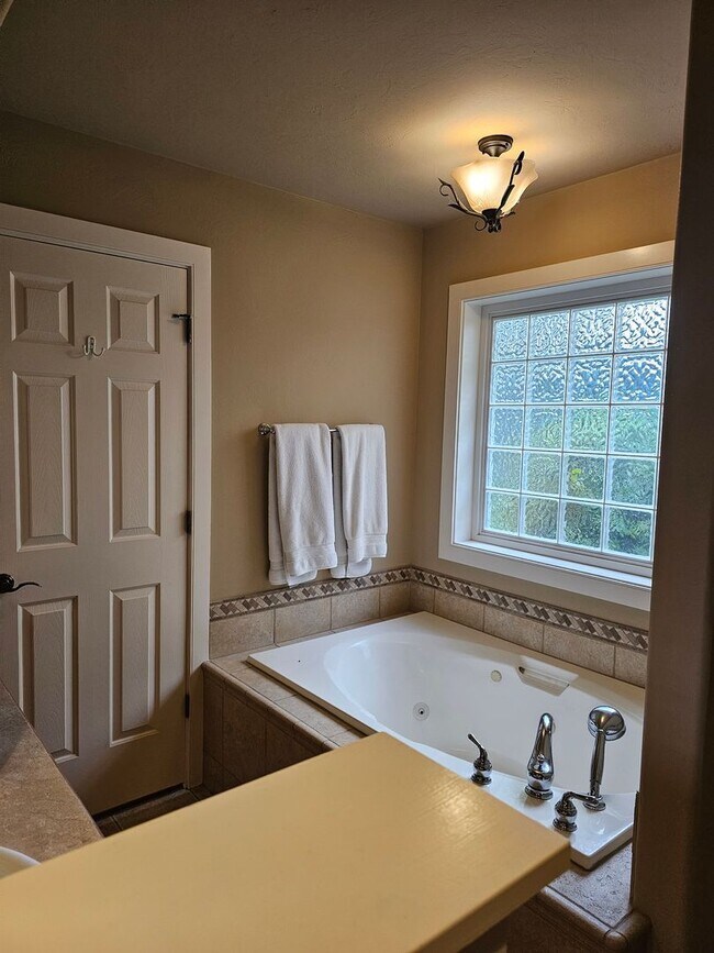 Building Photo - Townhouse located near Canyon Rim Parkway ...