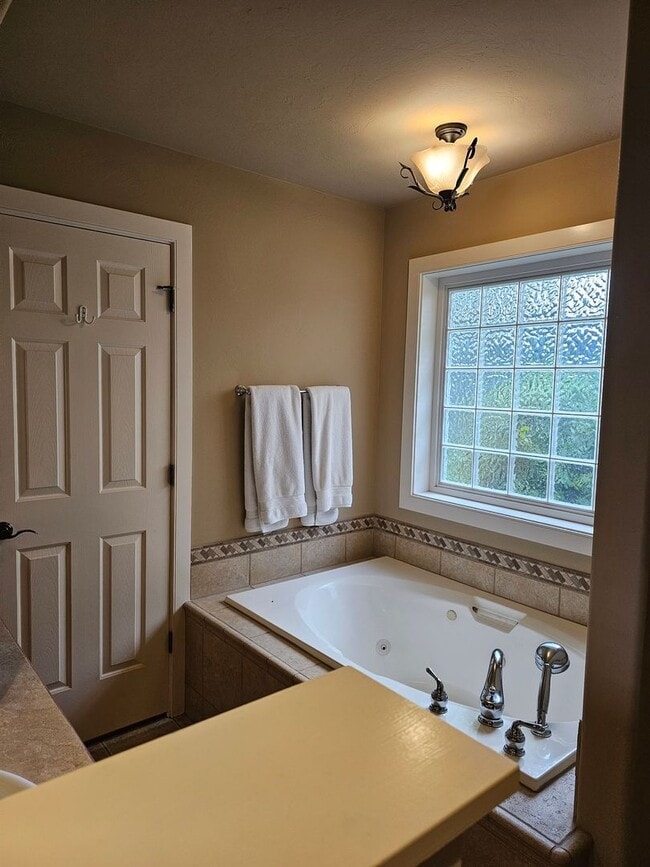 Building Photo - Townhouse located near Canyon Rim Parkway and tons of shopping