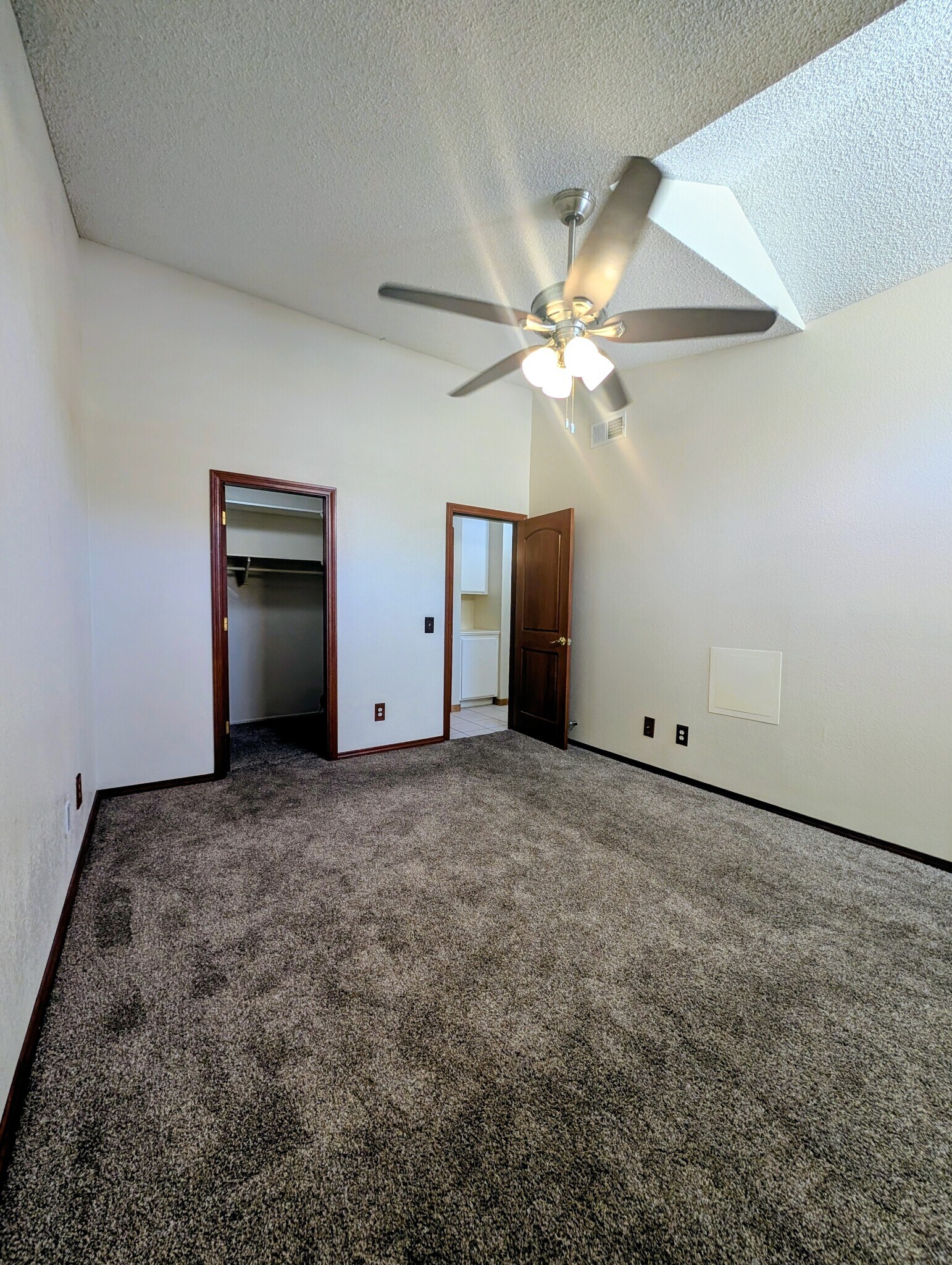 Building Photo - 885 W 56th St