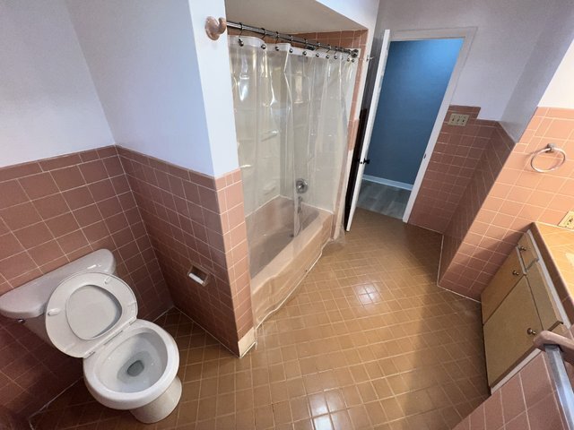 Building Photo - 1108 E 9th St