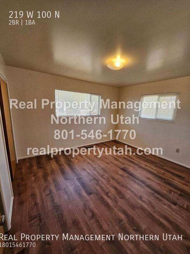 Building Photo - 2 Bedroom 1 Bath Upstairs Apartment in Bri...