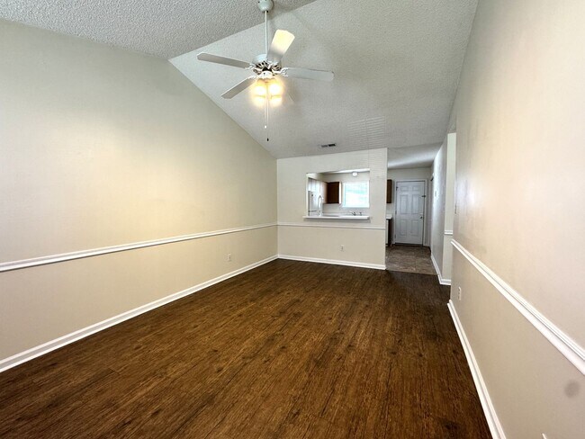 Building Photo - Adorable Duplex- Fenced Yard!