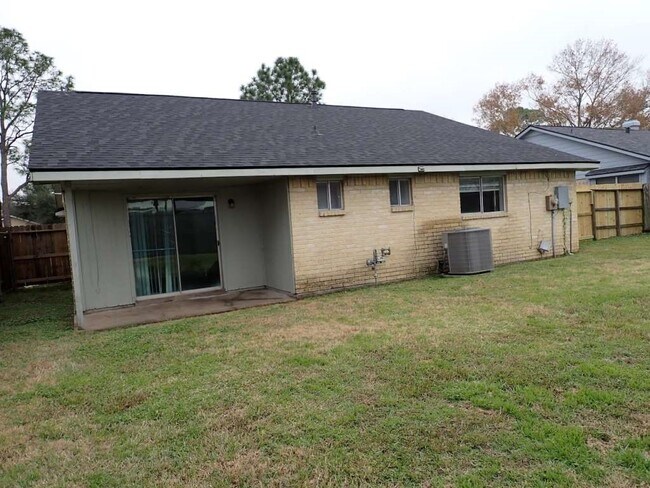 Building Photo - 327 Oakdale Dr