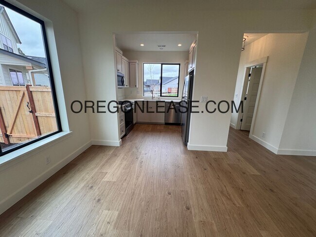 Building Photo - Brand new 3 bedroom 2.5 bath Coburg townhome