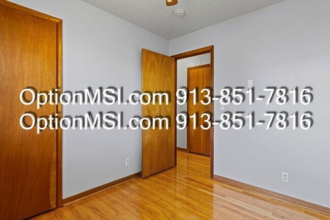 Building Photo - Spacious and move in ready!