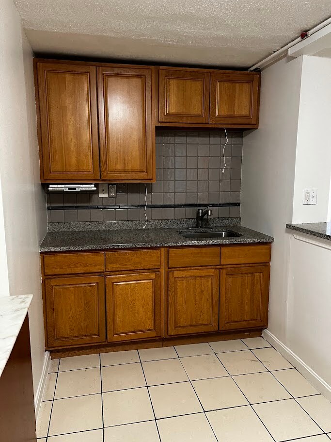 Kitchen - Sink area - 82 Chestnut St