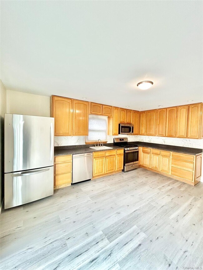 Building Photo - 164 Rossiter Ave