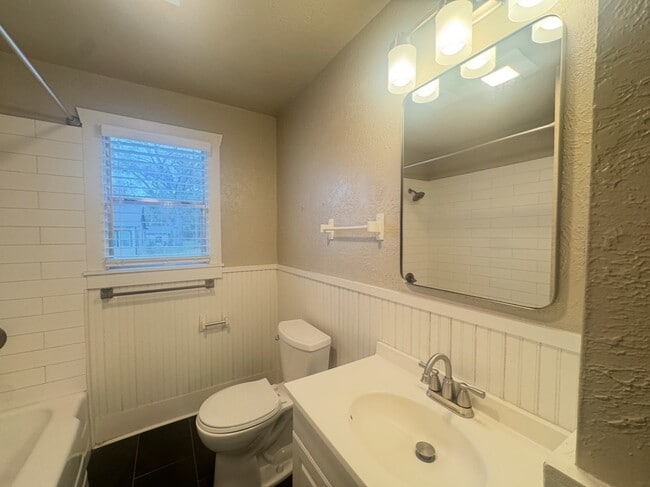 Building Photo - 510 W 6th St