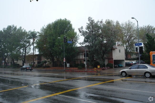 Building Photo - De Soto Place Apartments