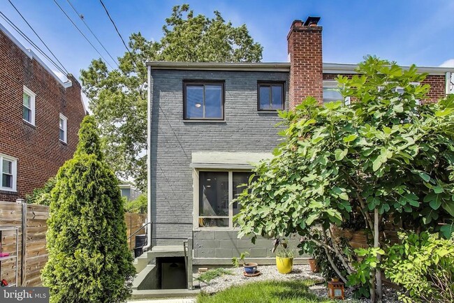 Building Photo - 1225 Emerson St NE