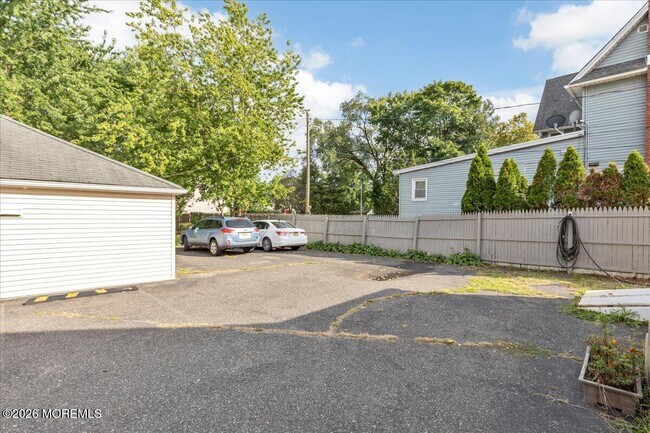 Building Photo - 301 Norwood Ave