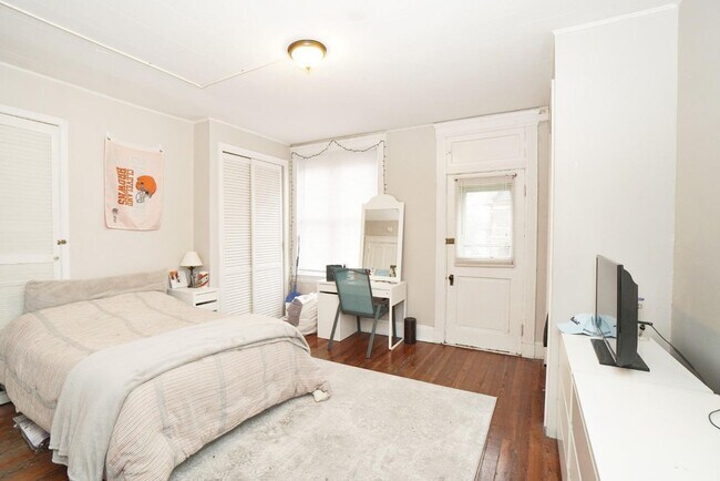 Building Photo - Awesome 4 Bed/ 2 Full Bath on Fairview Min...