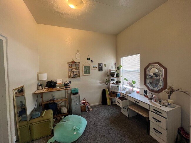 Building Photo - 2 Bedroom 1 Bathroom Half Duplex in Denver...