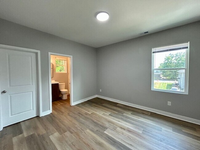 Building Photo - Charming 3-Bedroom 2 Bathroom Duplex in th...
