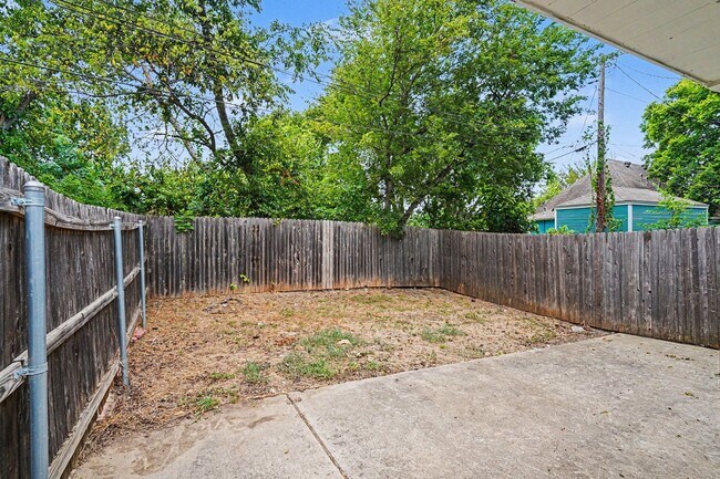 Building Photo - Charming 2-bedroom, 1-bath home in a convenient Fort Worth location!