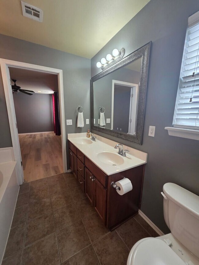 Building Photo - Beautiful home offers open floor plan with...