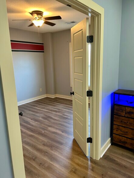 Building Photo - 10111 N Tullis Dr