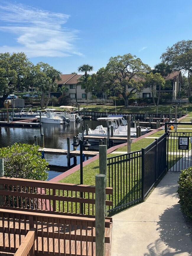 Building Photo - Renovated 2/2 Beacon 21 Condo Waterfront 55+ Community