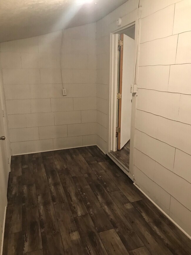 Building Photo - AVAILABLE NOW!