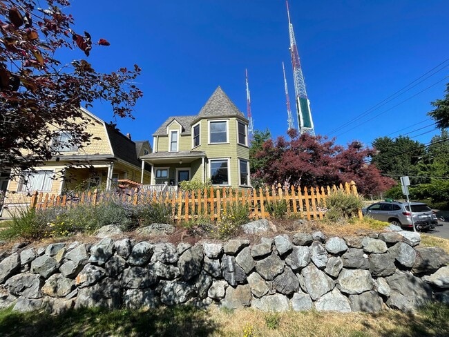 Primary Photo - Charming 2 Bed / 1.5 Bath Victorian with G...