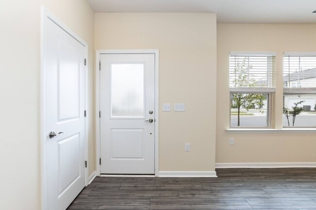 Building Photo - Three Bedroom Home