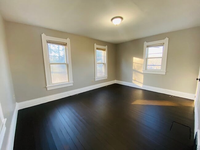 Building Photo - 140 Milan St S