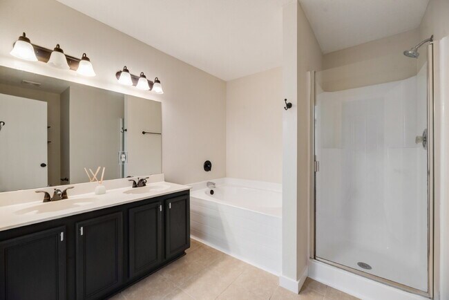 Building Photo - "Charming 3-Bedroom with 2 Bathrooms in Wy...