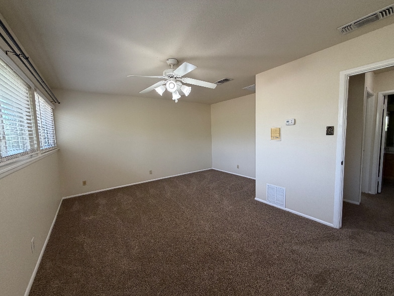 Building Photo - 1236 E Live Oak Rd