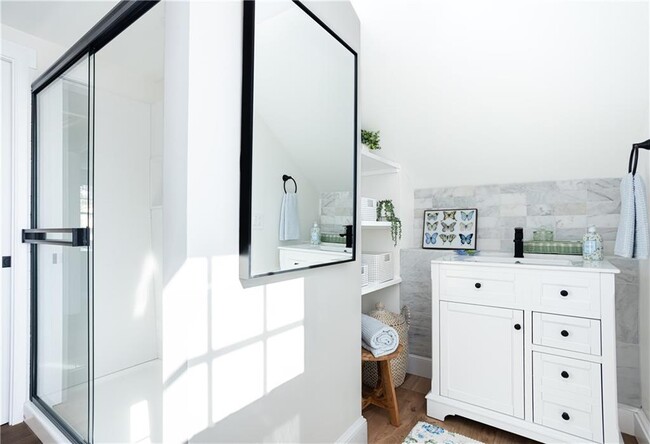Building Photo - 4 Gladding Ct