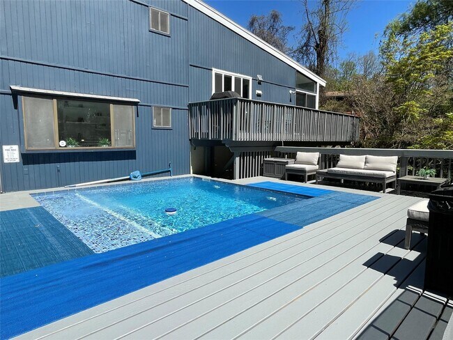 Building Photo - 22 Balmoral Cres