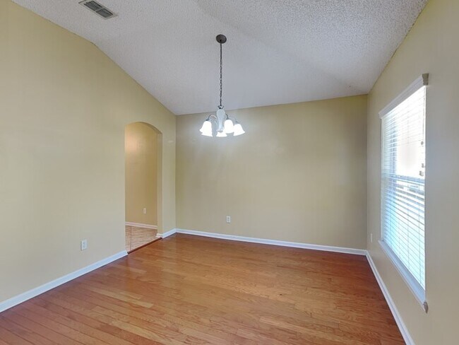 Building Photo - 801 MacKenzie Cir