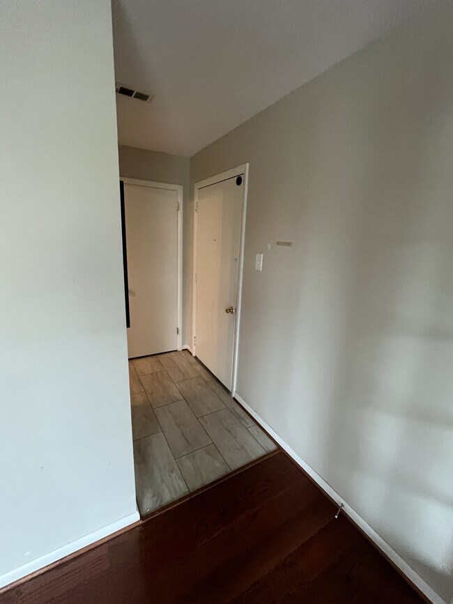Building Photo - 103 N Edgewood Dr